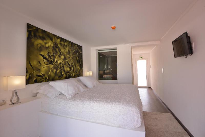 Double Room with Pool View image 4