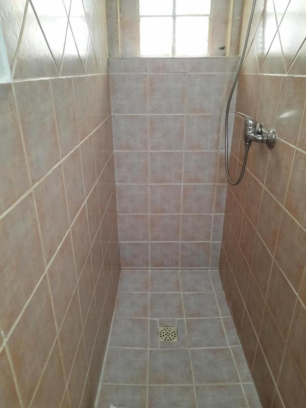 Economy Twin Room image 3