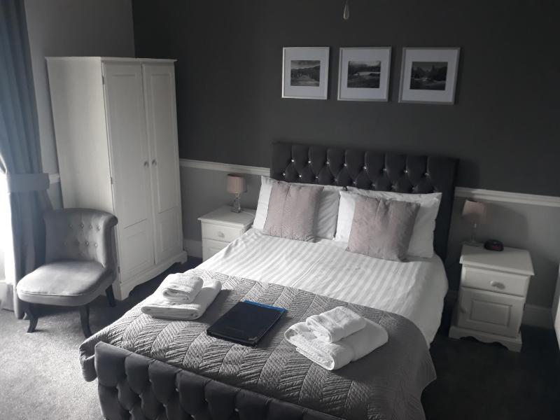 Double Room with Lake View image 4