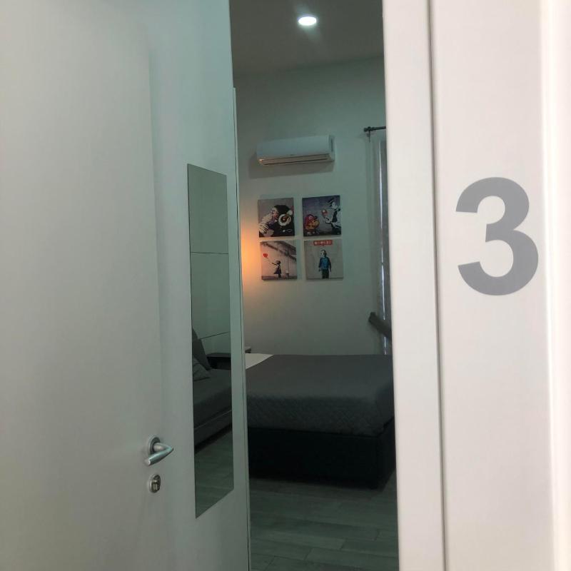 Large Double Room image 4