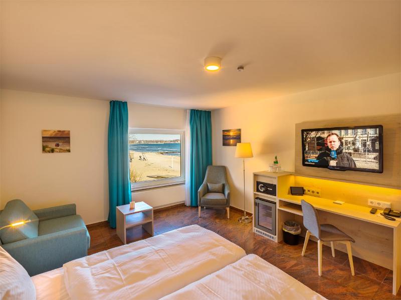 Double Room with Side Sea View image 4