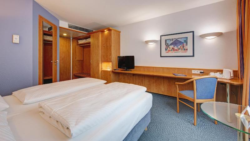 Standard Double Room - Non-Smoking image 4