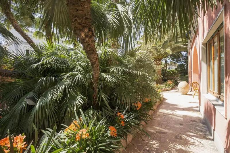 Studio (2 Adults) image 2