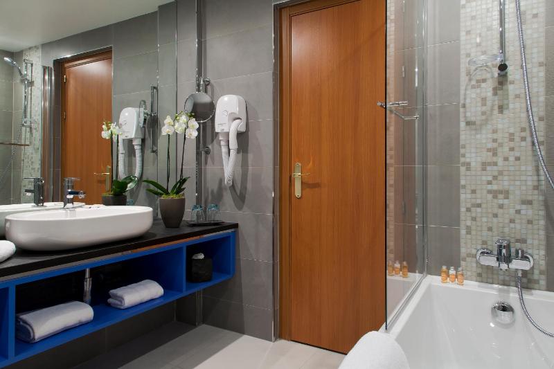 Quadruple Room image 3