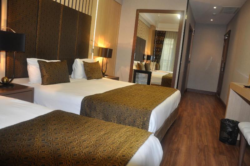 Superior Triple Room image 3
