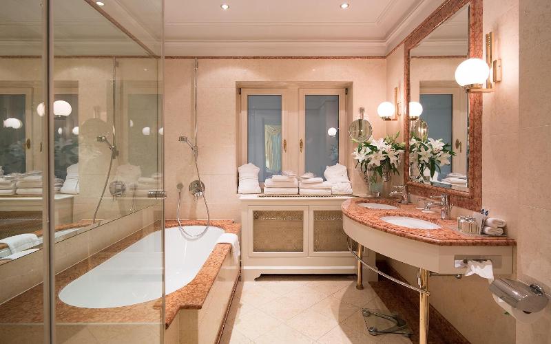 Luxury Suite image 2