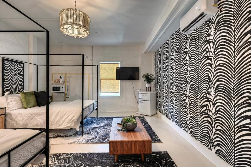 Room 8 Oleander Hotel Downtown Galveston Hotel Near Cruise Terminal & Beach - image 9