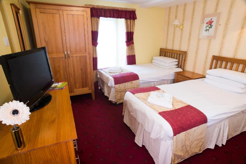 Twin Room image 4