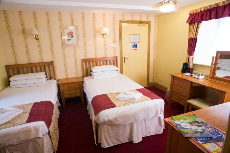 Twin Room image 3