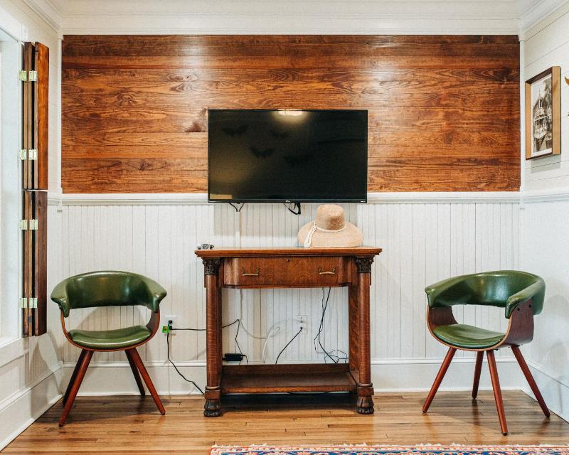 Superior King Suite image 4