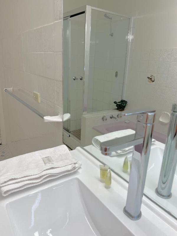 Superior Queen Room with Shared Bathroom image 3