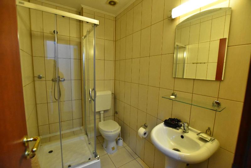 Standard Twin Room image 1