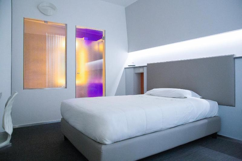 Deluxe Single Room image 1