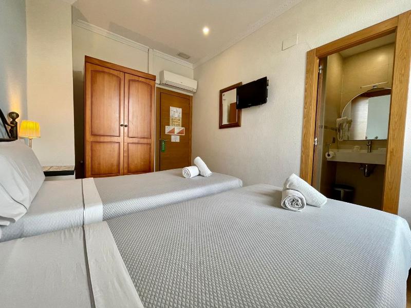Double or Twin Room image 4