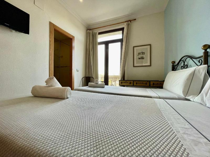 Double or Twin Room image 3
