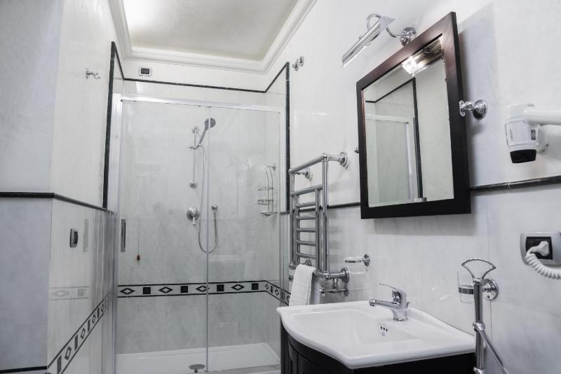 Standard Double Room image 4