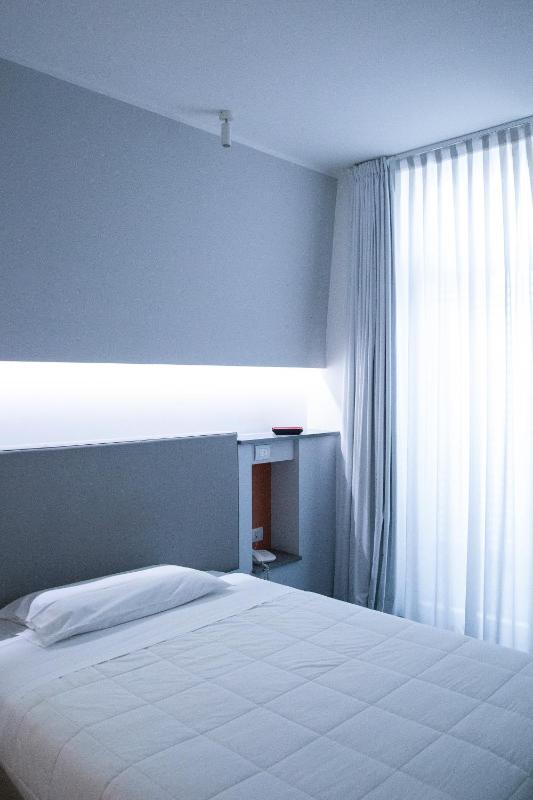 Deluxe Single Room image 3