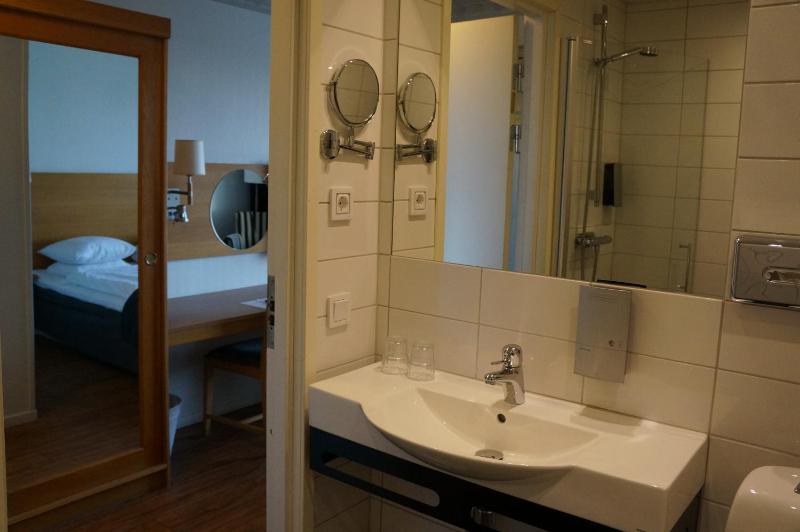 Standard Queen Room image 3