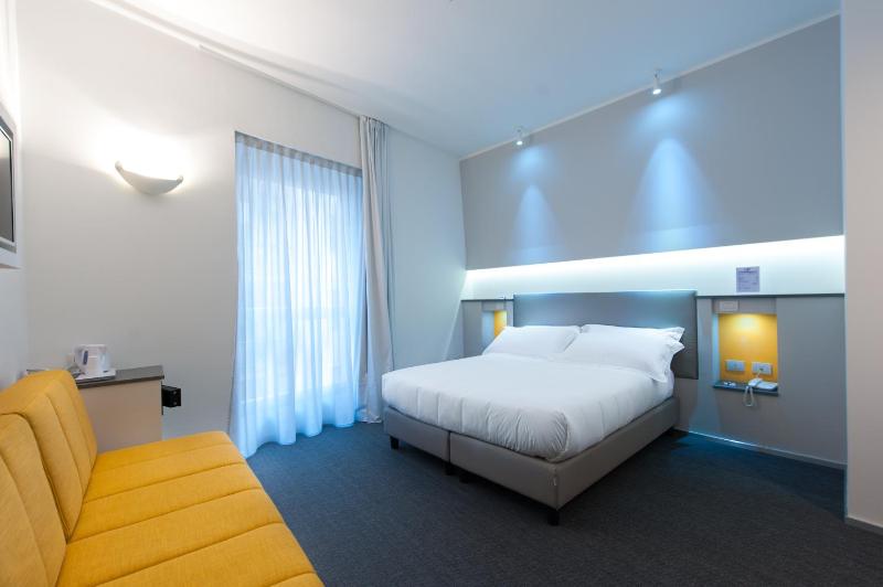 Deluxe Double or Twin Room image 2