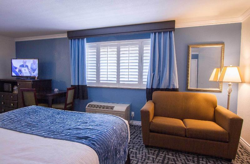 Queen Room with Two Queen Beds and Sofa Bed image 3