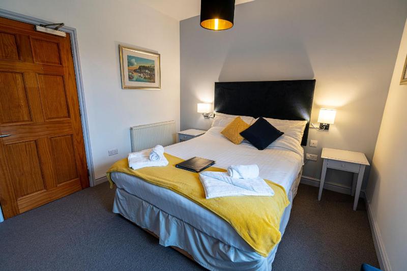 King Room with Mountain View image 4