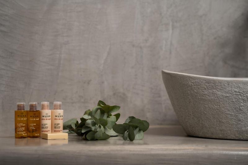 Honeymoon Suite with Outdoor Hot Tub and Panoramic Sea View image 4