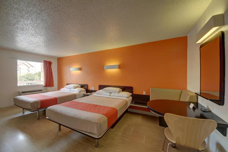 Queen Room with Two Queen Beds - Disability Access - Non-Smoking image 4