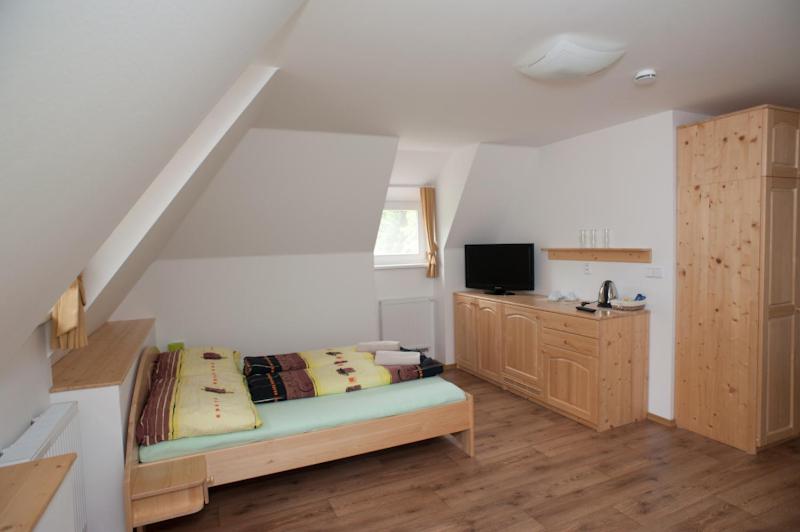 Triple Room with Shower image 1