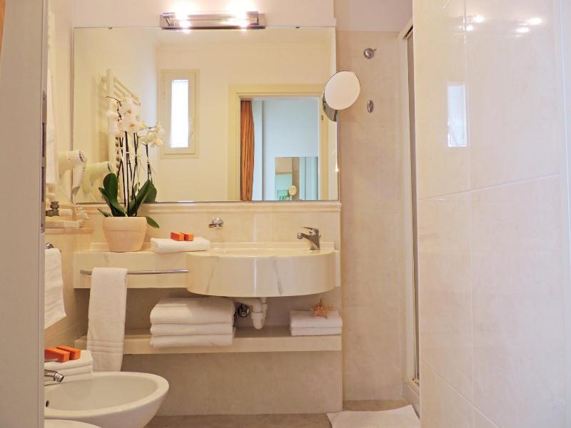 Standard Double Room image 3