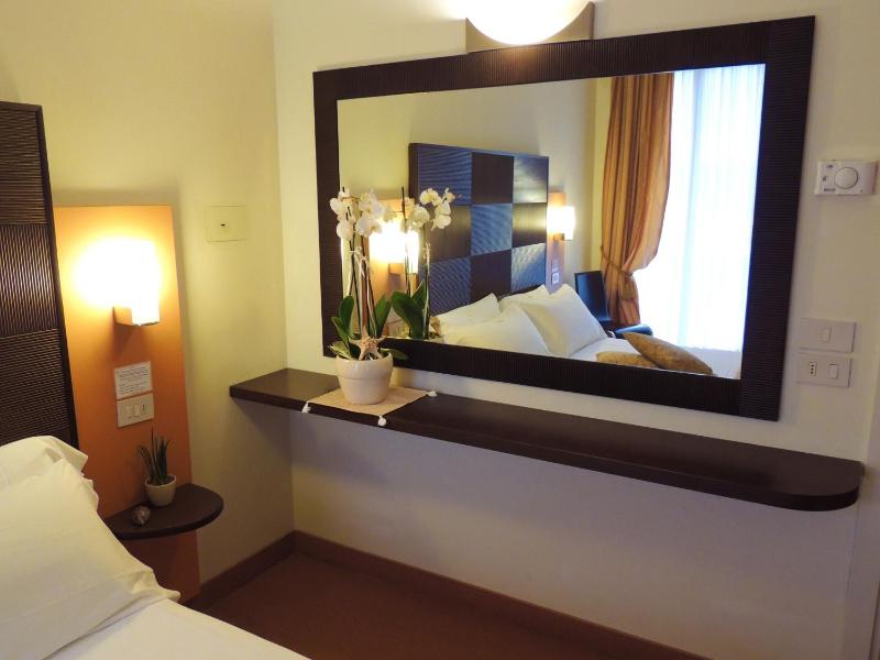 Economy Double Room image 4