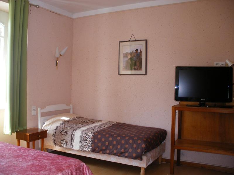 Twin Room image 4