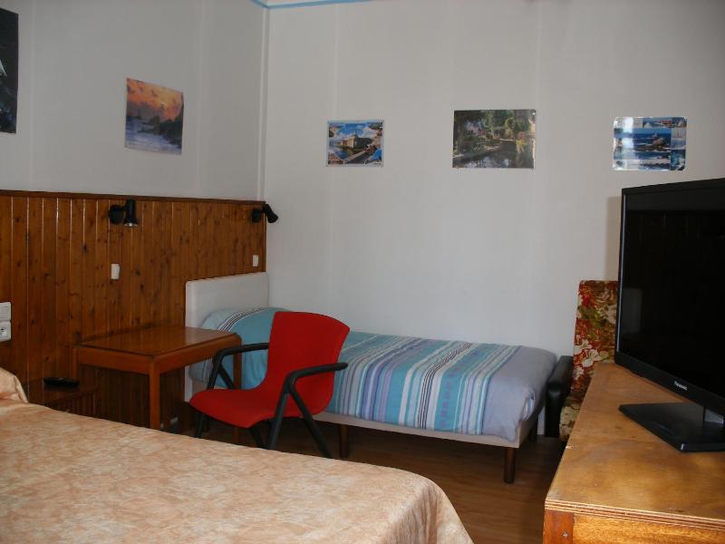 Twin Room image 2