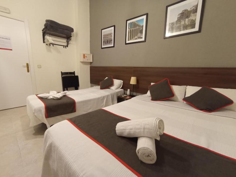 Double Room with Extra Bed image 4