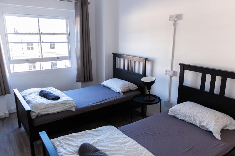 Standard Twin Room with Shared Bathroom image 4