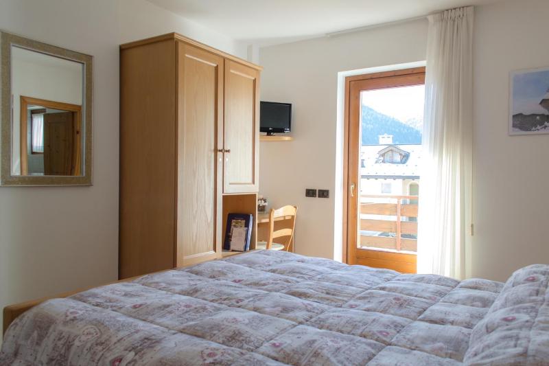 Double or Twin Room image 4