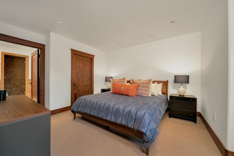 Ballard 203 Downtown Condo Postcard Views - 2Bd 2.5Ba Sleeps 4 - image 11