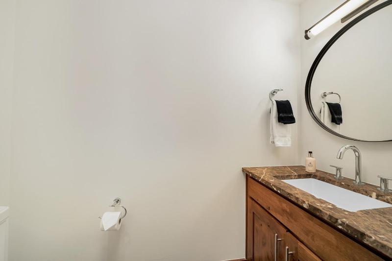 Ballard 203 Downtown Condo Postcard Views - 2Bd 2.5Ba Sleeps 4 - image 4