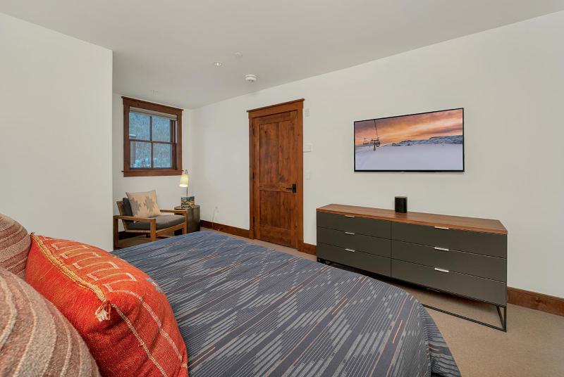 Ballard 203 Downtown Condo Postcard Views - 2Bd 2.5Ba Sleeps 4 - image 12