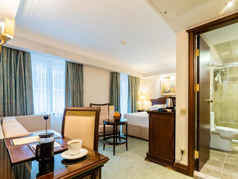 Deluxe Double Room with Balcony image 3