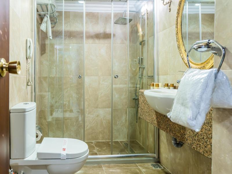 Deluxe Double Room with Balcony image 2