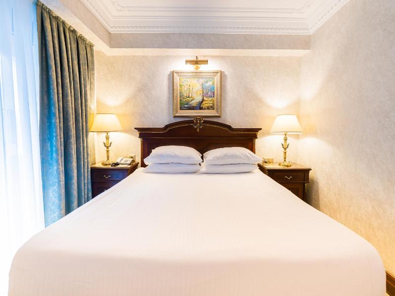 Deluxe Double Room with Balcony image 4