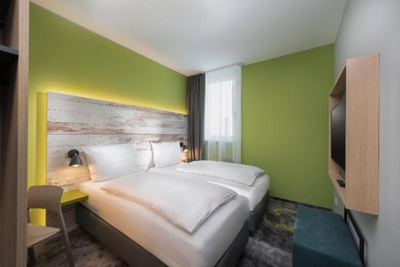 Standard Twin Room image 1
