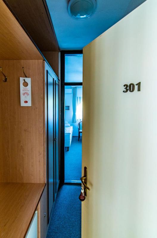 Economy Twin Room image 2