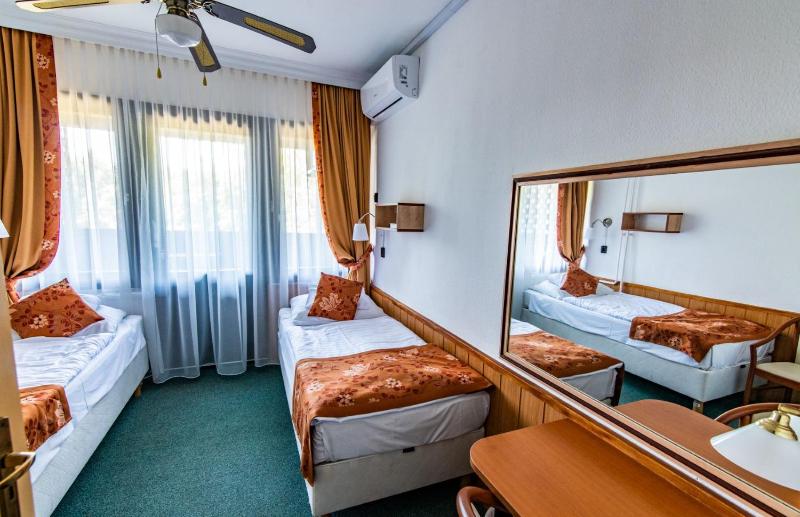 Twin Room with Balcony image 3