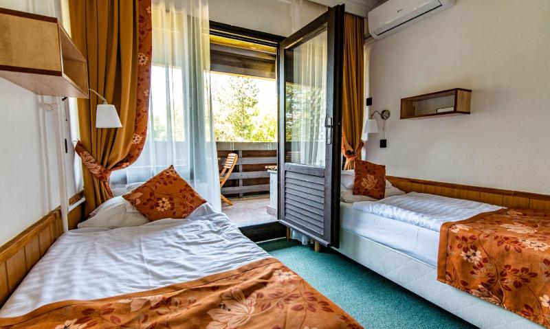 Twin Room with Balcony image 4