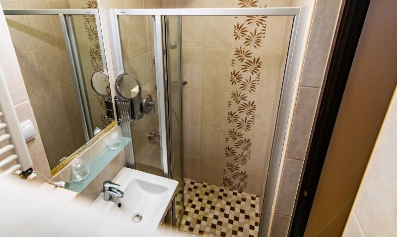 Twin Room with Balcony image 2