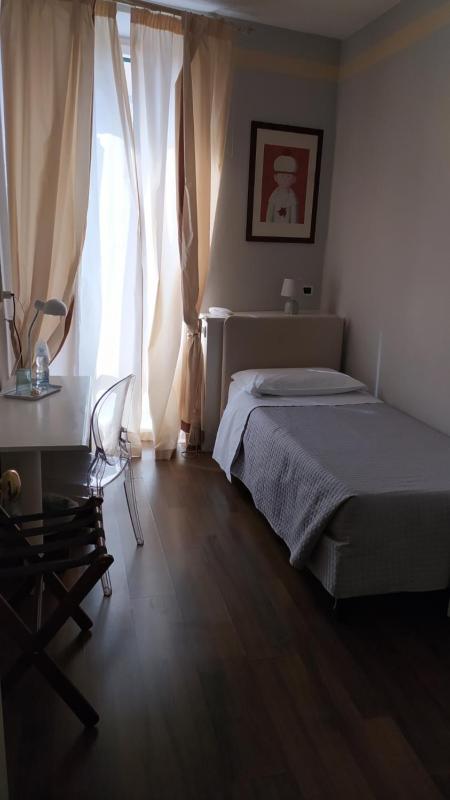Small Single Room image 3