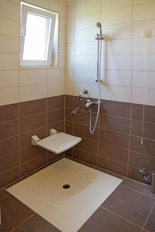 Twin Room image 3