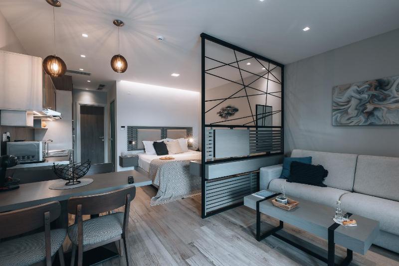 Deluxe Apartment with Pool View  image 1