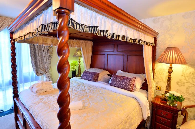 Four Poster Bedroom image 4